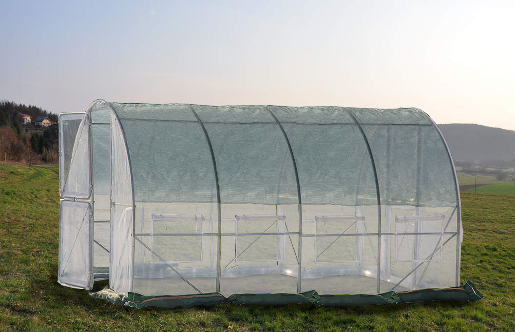 Rastlinjak Greenhouse dimenzij 4x3x2,3 m (12 m²) z jeklenim okvirjem in trpežnimi prozornimi stenami, idealen za zaščito in gojenje rastlin na manjši ali srednje veliki površini.